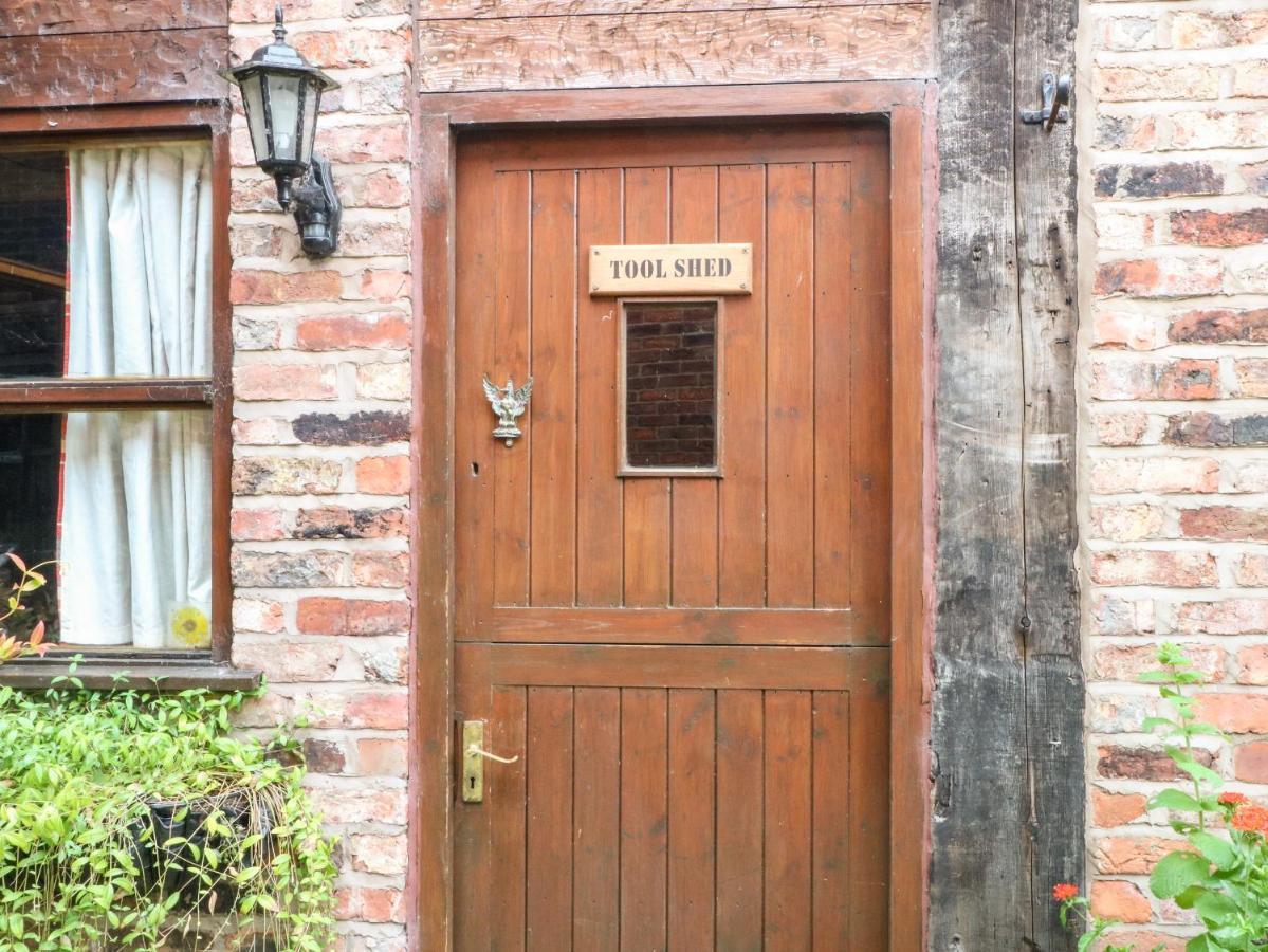 The Toolshed Villa Warrington Exteriör bild
