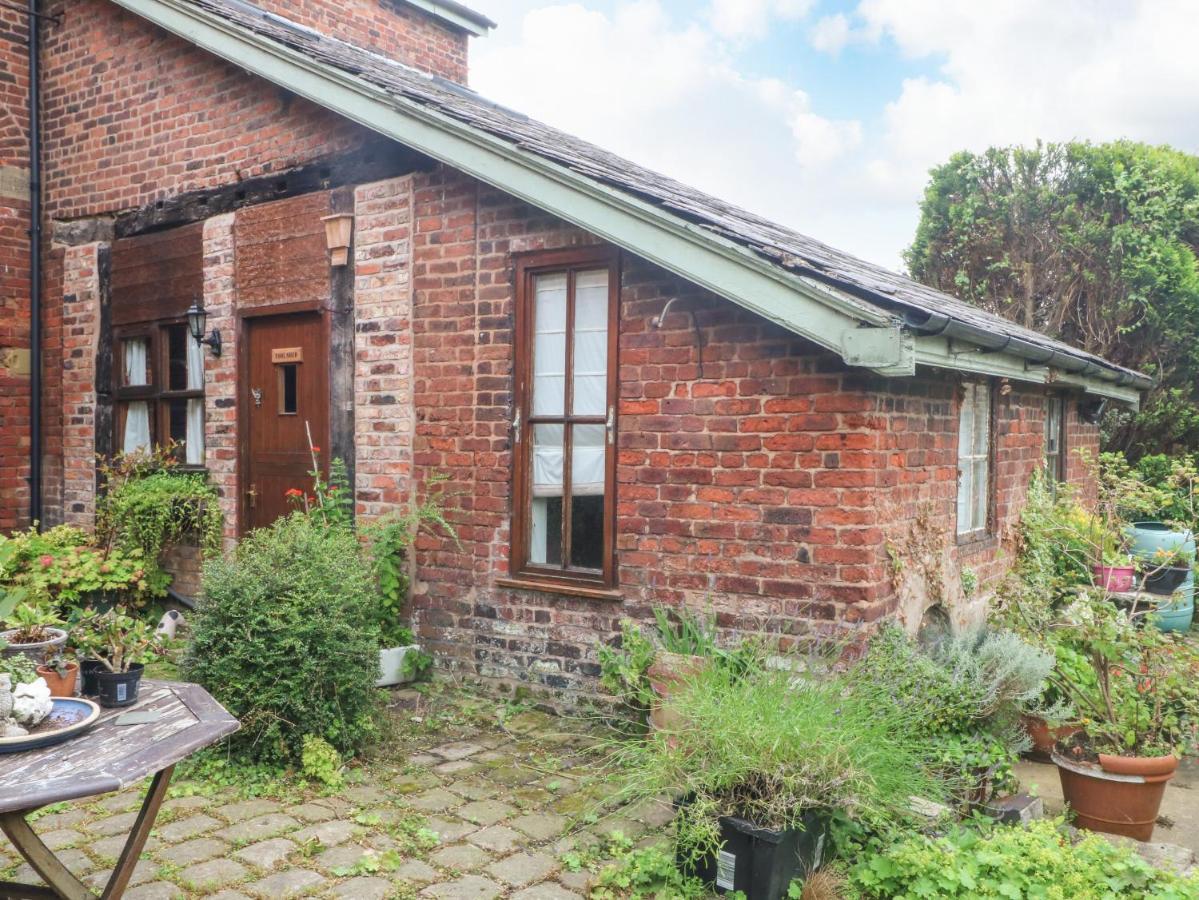 The Toolshed Villa Warrington Exteriör bild